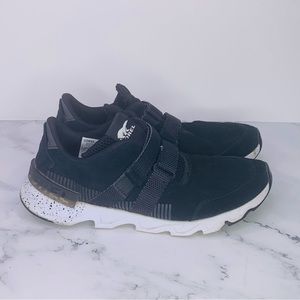Sorel Kinetic Lite Strap Sneaker Size 8.5 Black Suede Hook and NL3520-010.